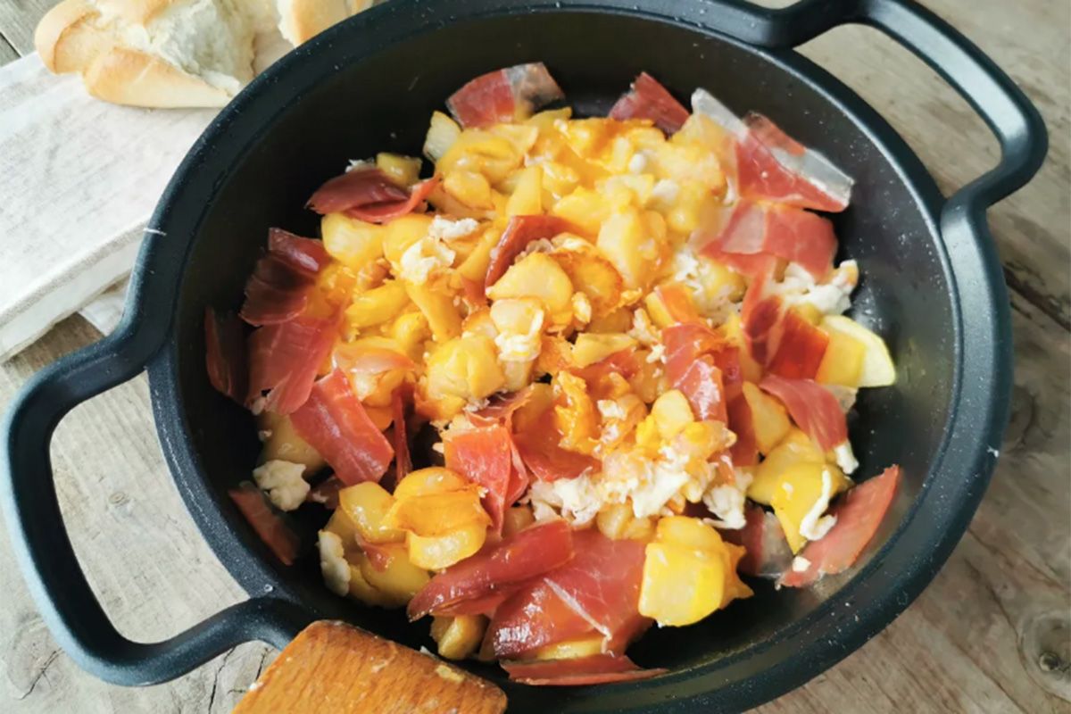 Sartén de huevos rotos con jamón