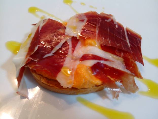 Berenjenas flamencas (jamón y salmorejo)