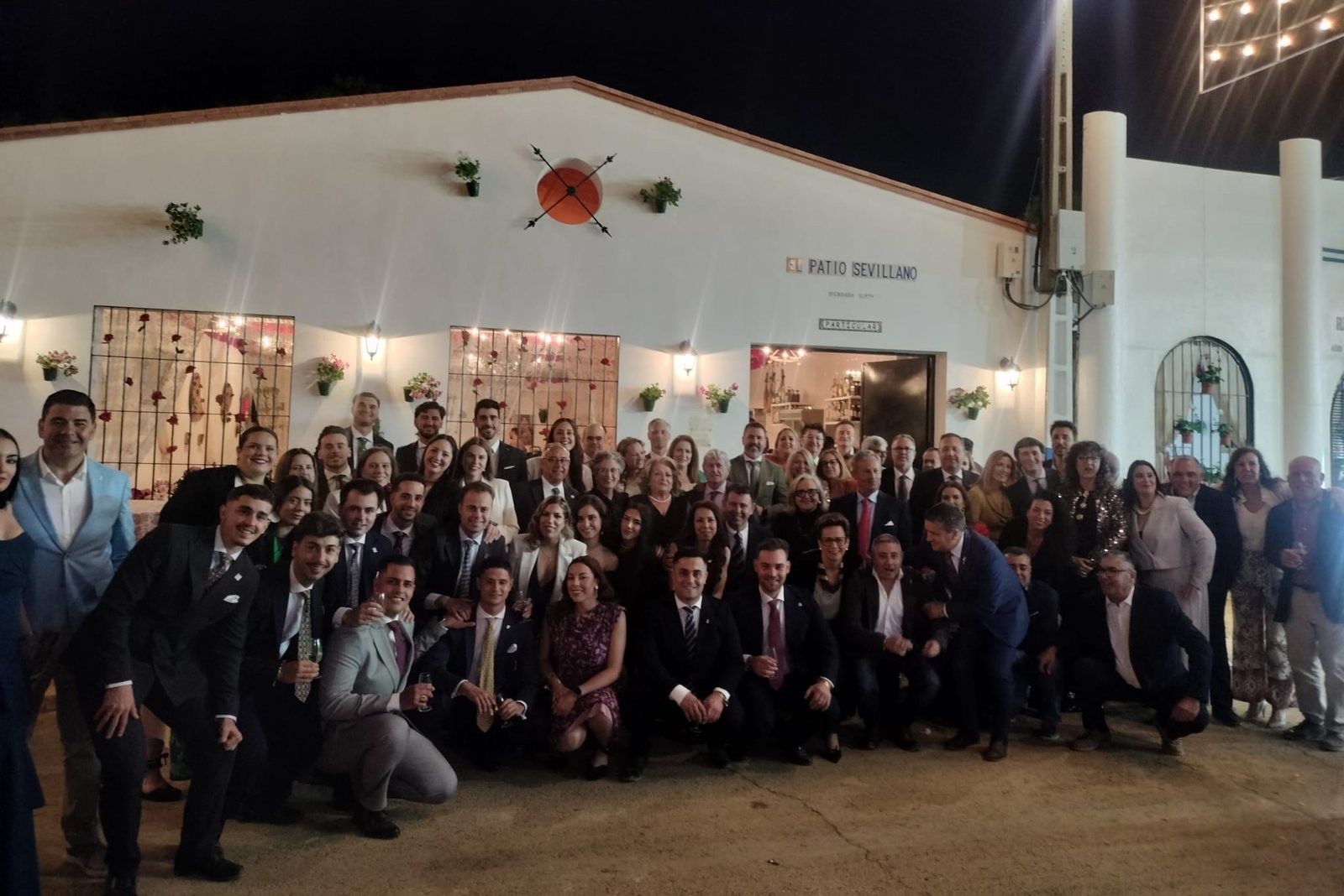 Familia y amigos de El Patio Sevillano en la puerta de la caseta